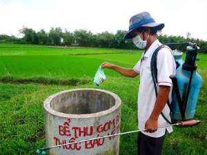 Chung tay làm sạch ruộng đồng